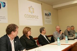 O engenheiro e ex-prefeito de Maringá, Silvio Magalhães Barros foi o convidado da 6ª reunião plenária do CODEFOZ, realizada na sede da ACIFI (Foto: Andréa David)