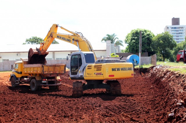 Máquinas fazem escavação para os dois subsolos que abrigarão o setor de estacionamento