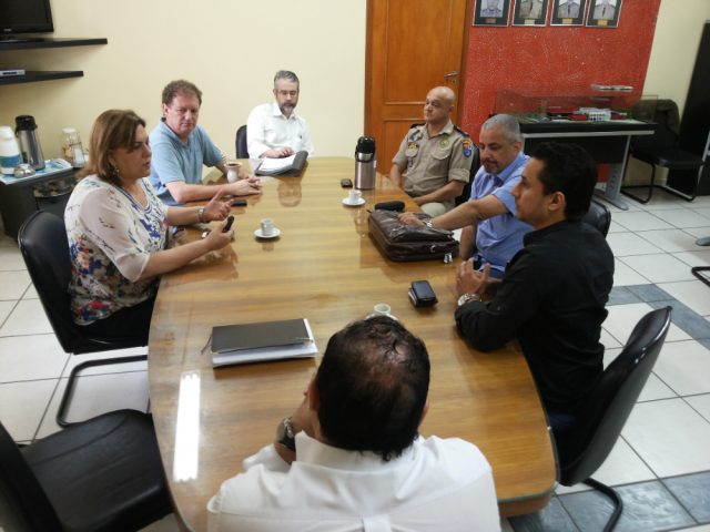 Reunião de representantes da ACIFI, AEFI, Codefoz e prefeitura com o comando do Corpo de Bombeiros