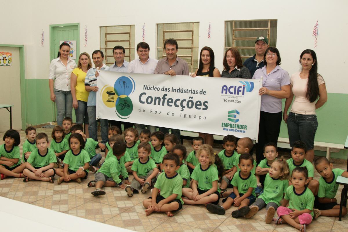 Núcleo de Confecções da ACIFI entrega uniformes para creche no Porto Meira