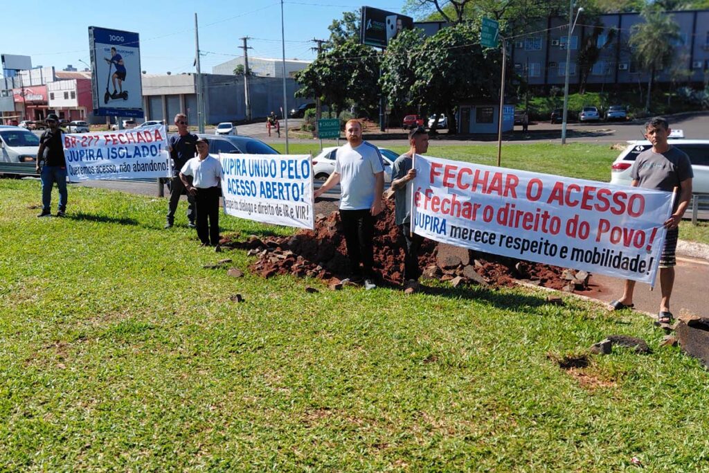 Jupira: comerciantes e moradores protestam por reabertura do acesso na BR-277