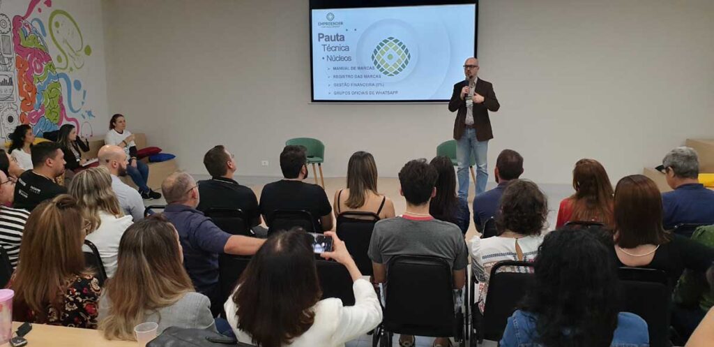 Diretora de Associativismo da ACIFI, Mariangela Lückmann, coordena atividades do Programa Empreender - foto divulgação