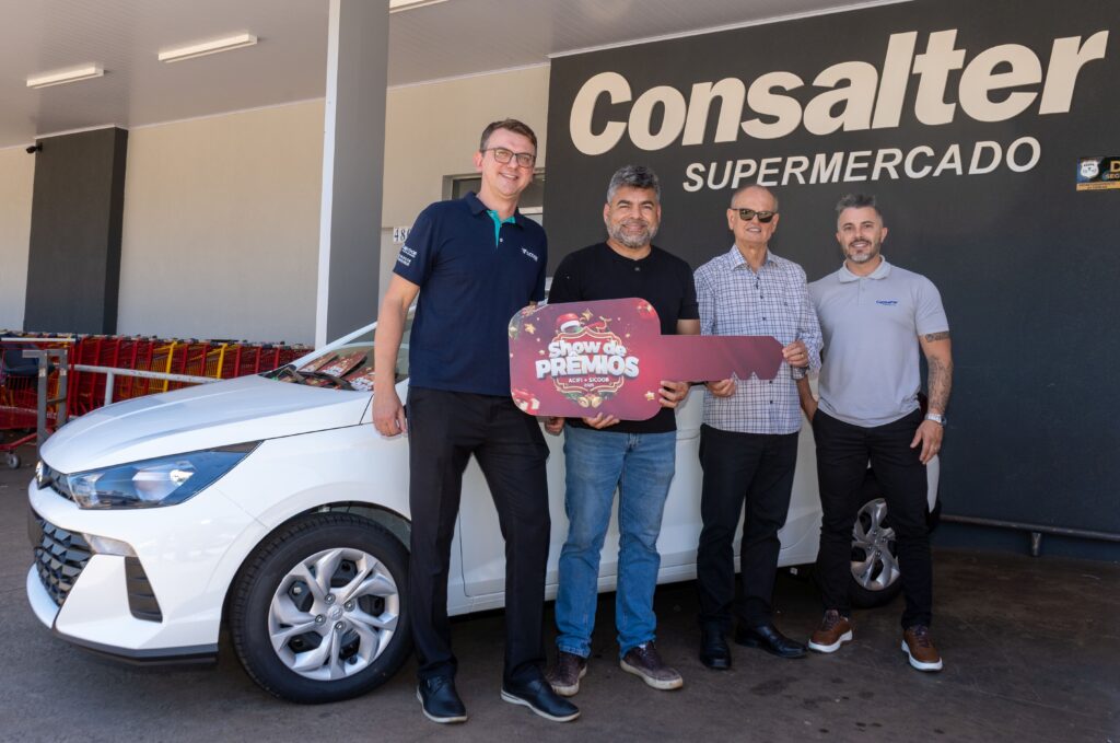 ACIFI + Sicoob surpreende ganhador de carro zero no comércio em que fez as compras 