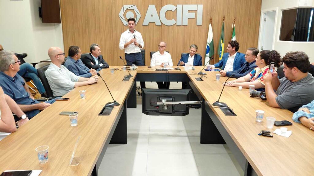 ACIFI apresenta demandas a Guto Silva para obras em Foz