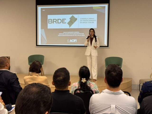 A diretora de Associativismo da ACIFI, Imaan Tarbine, conduziu o palco e as apresentações do encontro. – Foto Hemily Nascimento