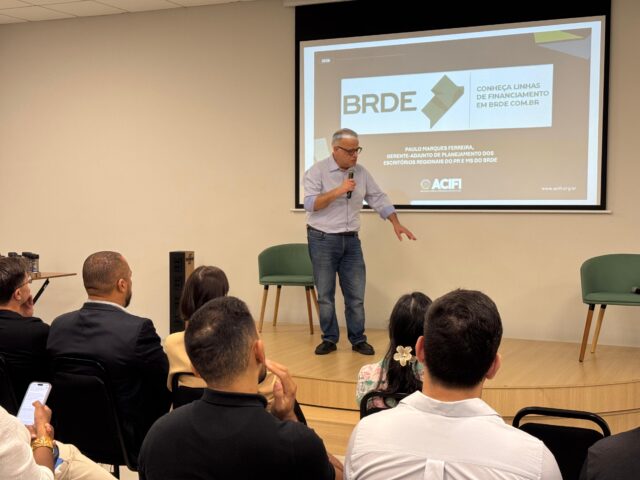 Paulo Marques Ferreira, do BRDE, apresentou possibilidades de crédito e financiamento aos empresários. – Foto Hemily Nascimento