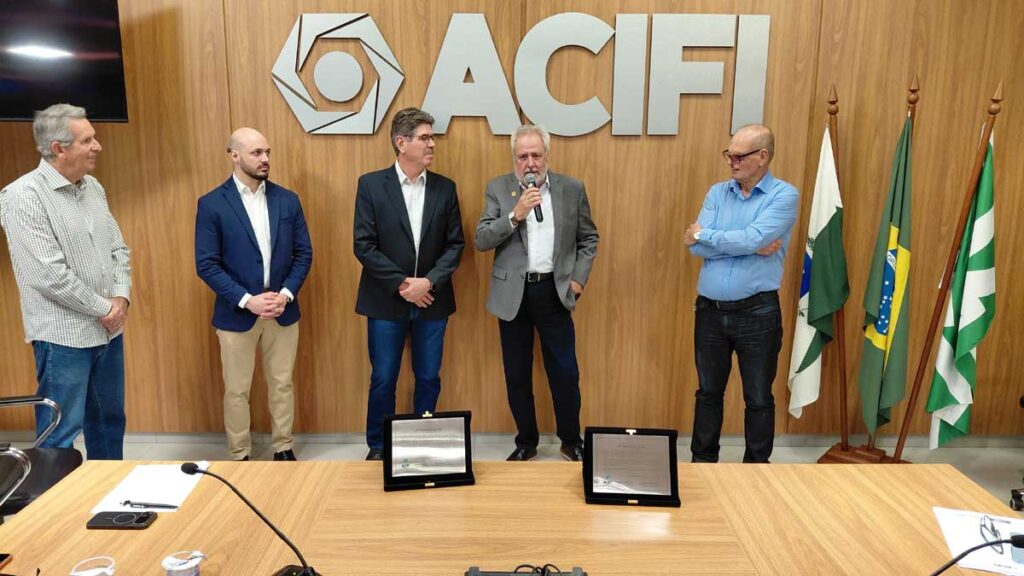 ACIFI homenageia Mario Camargo por três décadas de dedicação ao associativismo